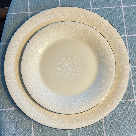 Royal Doulton The Romance Collection Jennifer One Place Setting. - Picture 7 of 10